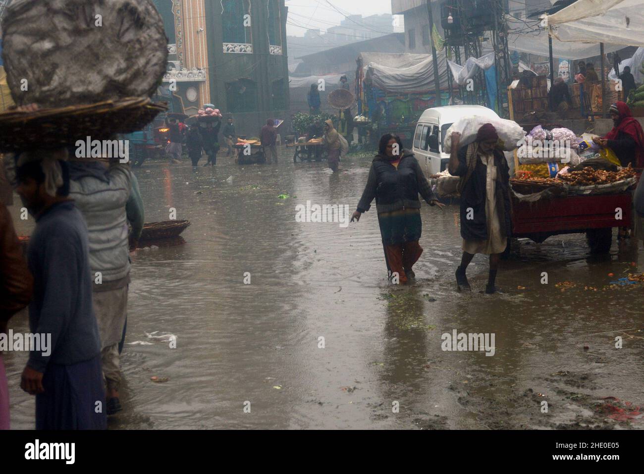 Lahore, Punjab, Pakistan. 7th Jan 2022. La gente pakistana si trova di fronte a difficoltà dopo che a Lahore cadono forti piogge invernali. (Credit Image: © Rana Sajid Hussain/Pacific Press via ZUMA Press Wire) Credit: ZUMA Press, Inc./Alamy Live News Foto Stock