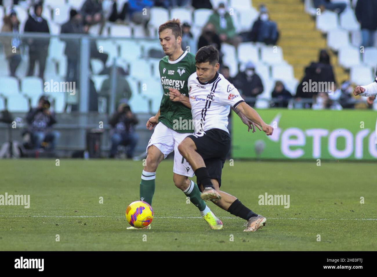 La Spezia, Italia. 06th Jan 2022. La Spezia (SP), Italia, 06 Gennaio 2022, stadio Alberto Picco, 20Â° giornata campione Serie A Tim 2021/2022, contrasto tra le squadre dello Spezia FC e dell'Hellas Verona, nella foto: contrasto 14 Ivan Ilic, 33 Kevin Agudelo Credit: Independent Photo Agency/Alamy Live News Foto Stock