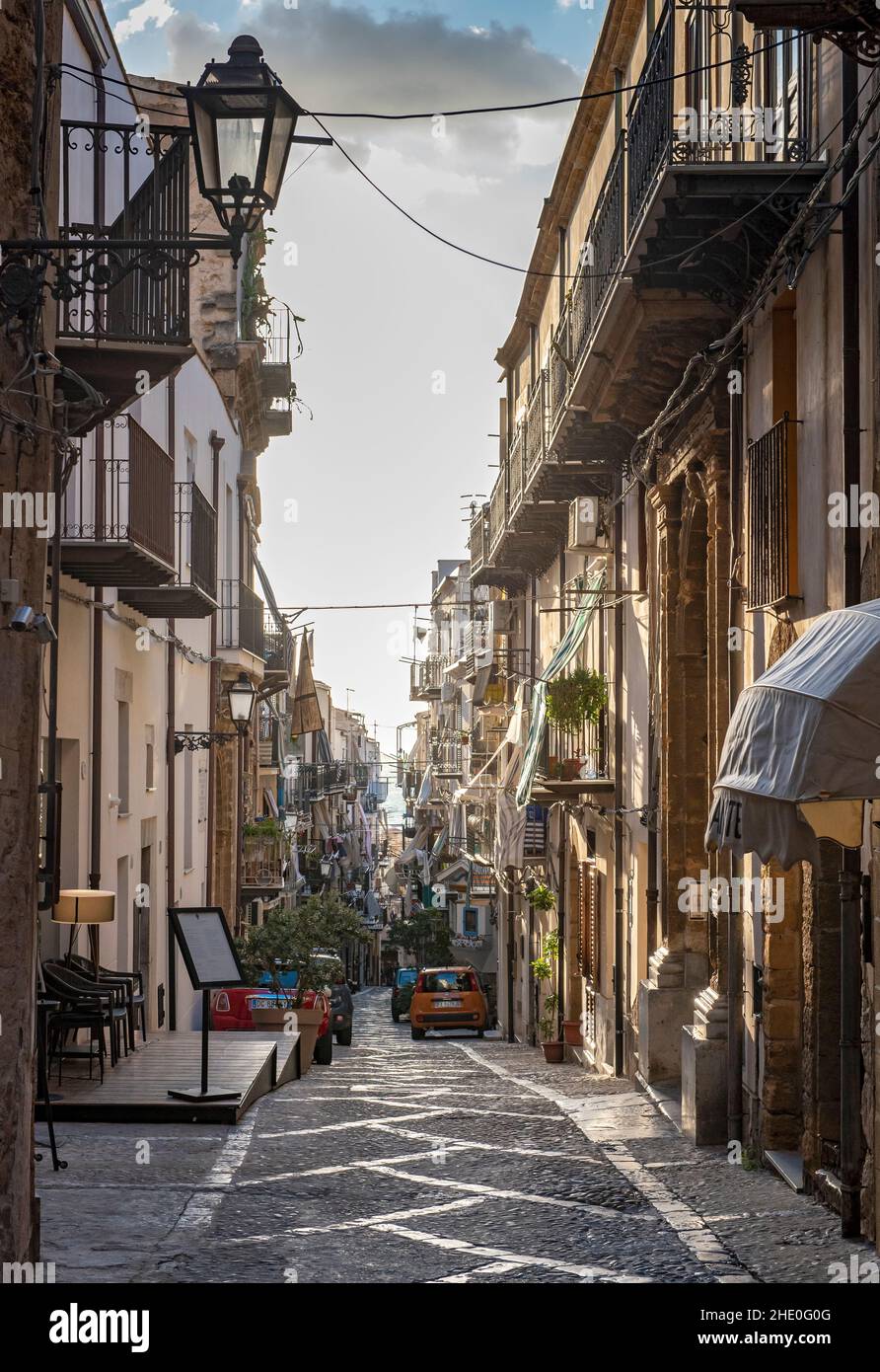 Strada stretta, Cefalù (Cefalu), Sicilia, Italia Foto Stock