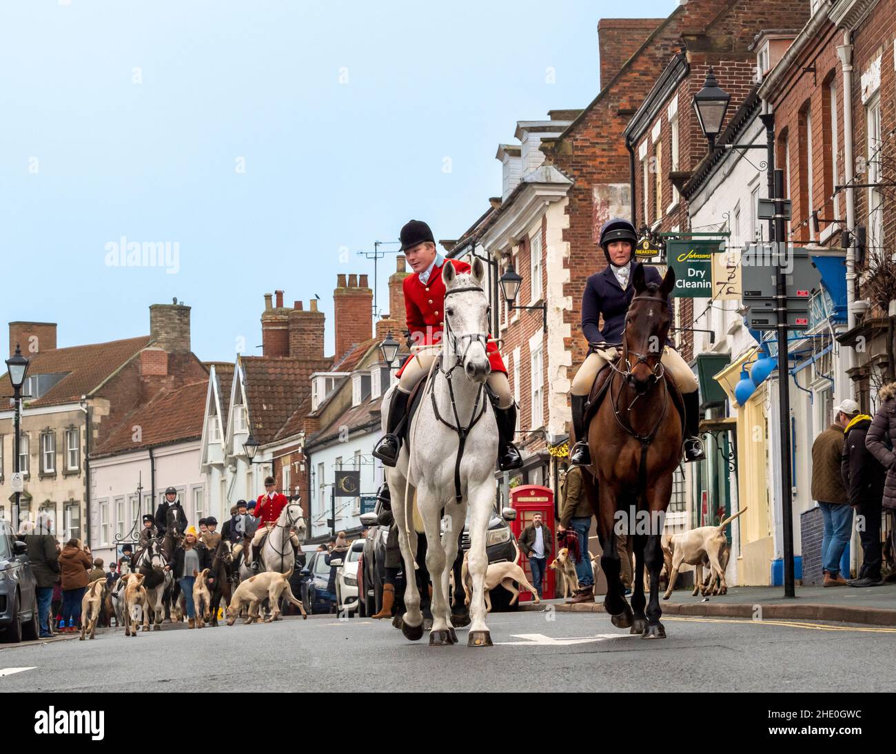 I membri di Middleton cacciano, insieme ai Foxhounds cavalcano attraverso il centro di Malton prima della caccia alle volpi del giorno di Boxing. North Yorkshire. REGNO UNITO Foto Stock