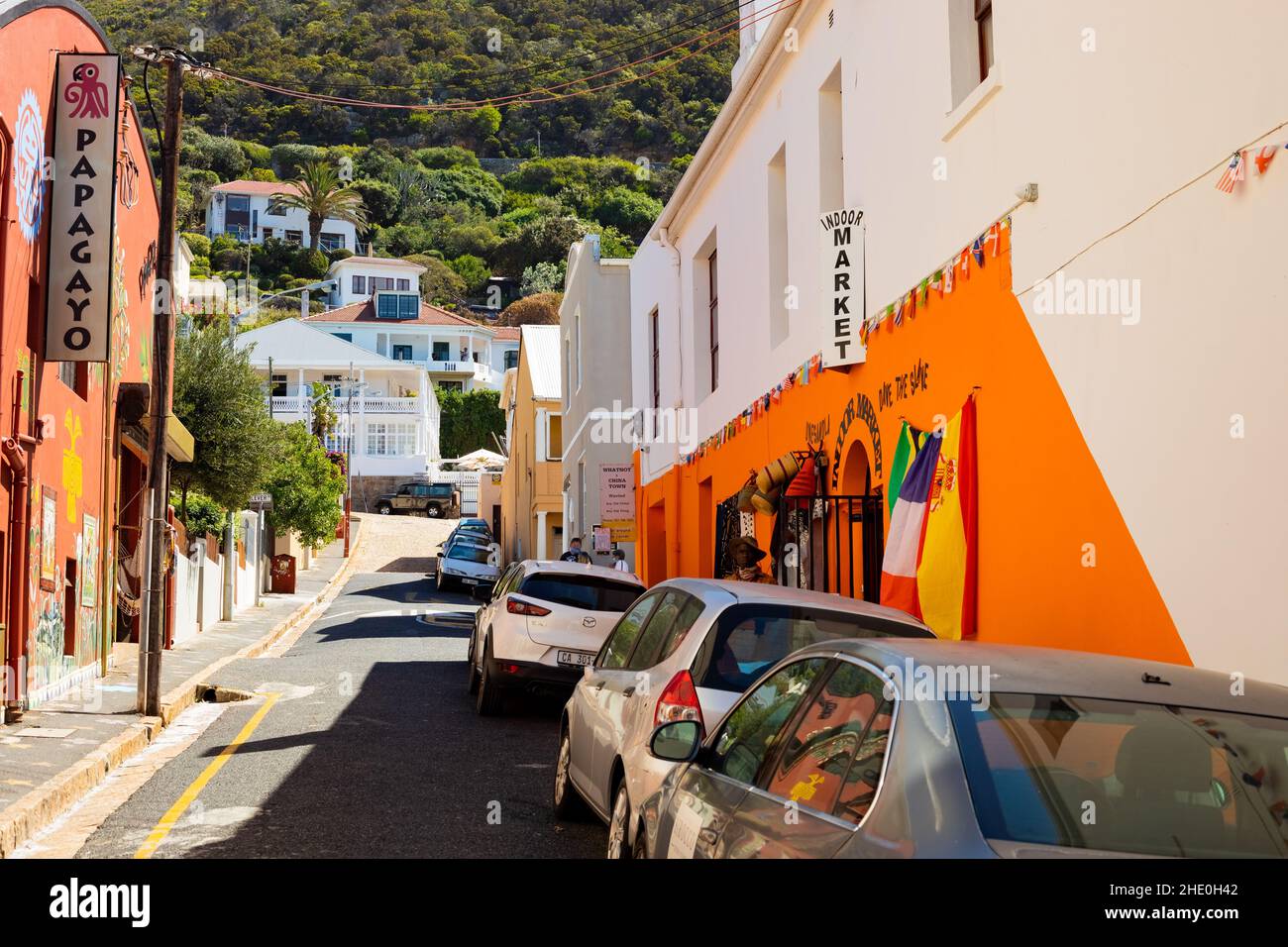 Bellissimo scatto di una strada piena di auto a Città del Capo, Sud Africa Foto Stock