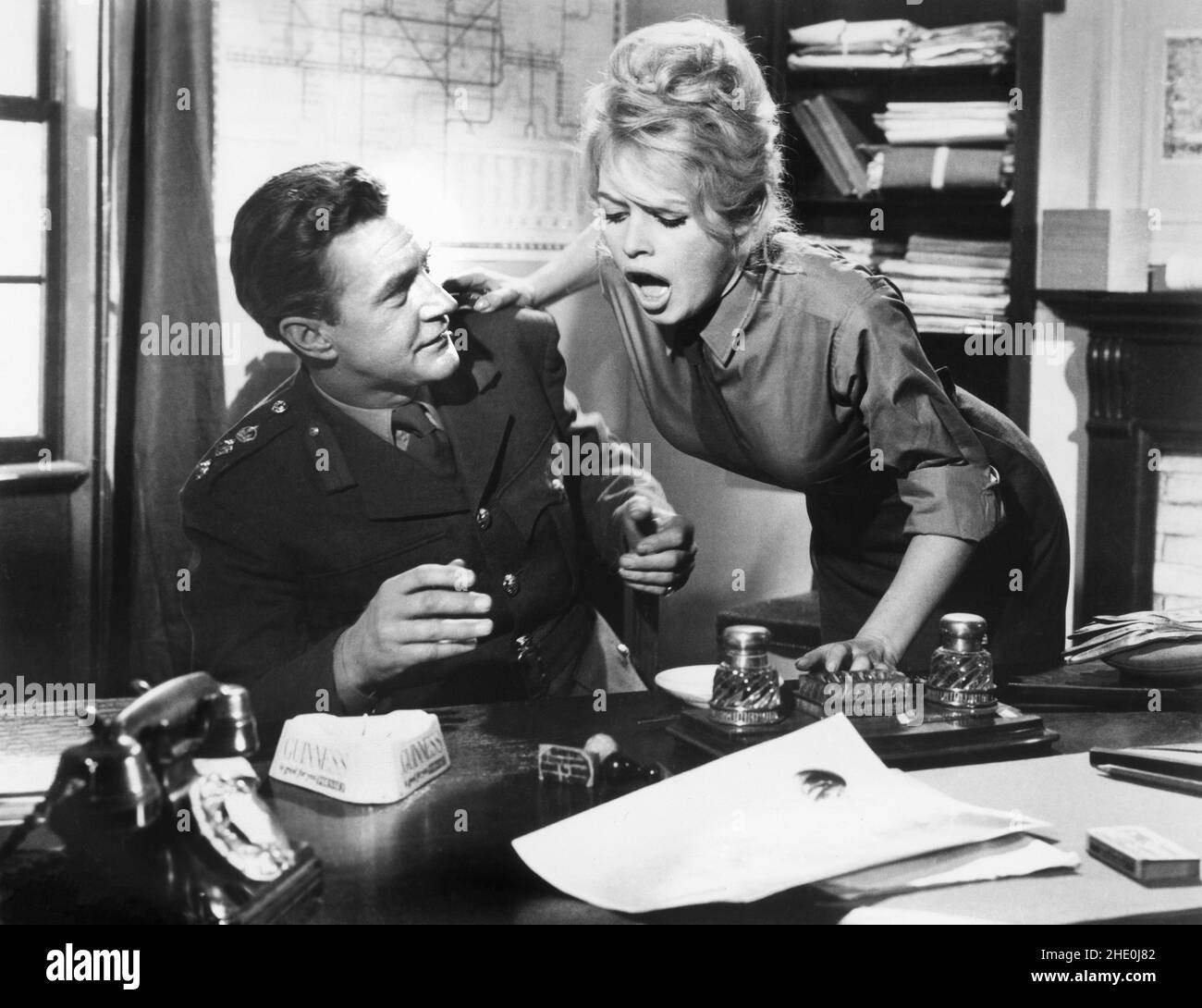 Ronald Howard, Brigitte Bardot, on-set del film francese, 'Babette va alla guerra' Francese: 'Babette s'en va-t-en guerre', Columbia Pictures, 1959 Foto Stock