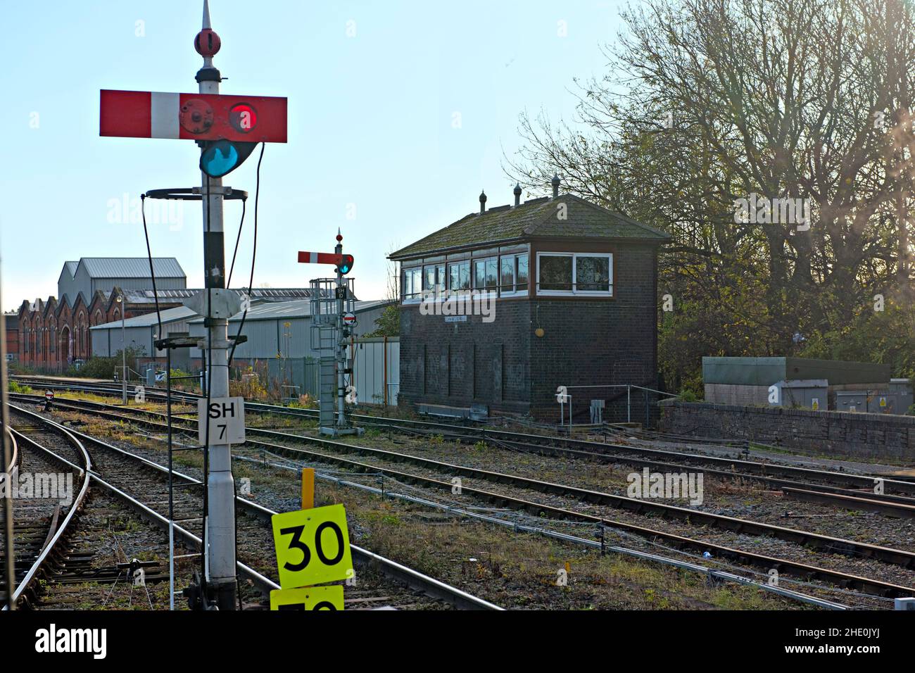 Segnale di avviamento a Semaphore meccanico alla stazione ferroviaria di Worcester Shrub Hill, Worcester, Regno Unito. Foto Stock