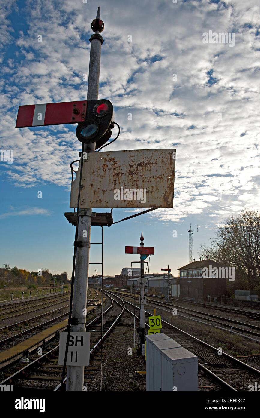 Segnale motorino di avviamento Semaphore meccanico presso la stazione ferroviaria Worcester Shrub Hil, Worcester, Regno Unito. Foto Stock