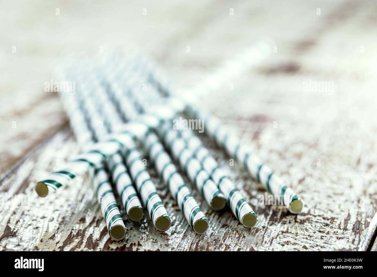 paglia di carta, cannuccia ecologica monouso, senza materiale plastico, biodegradabile Foto Stock