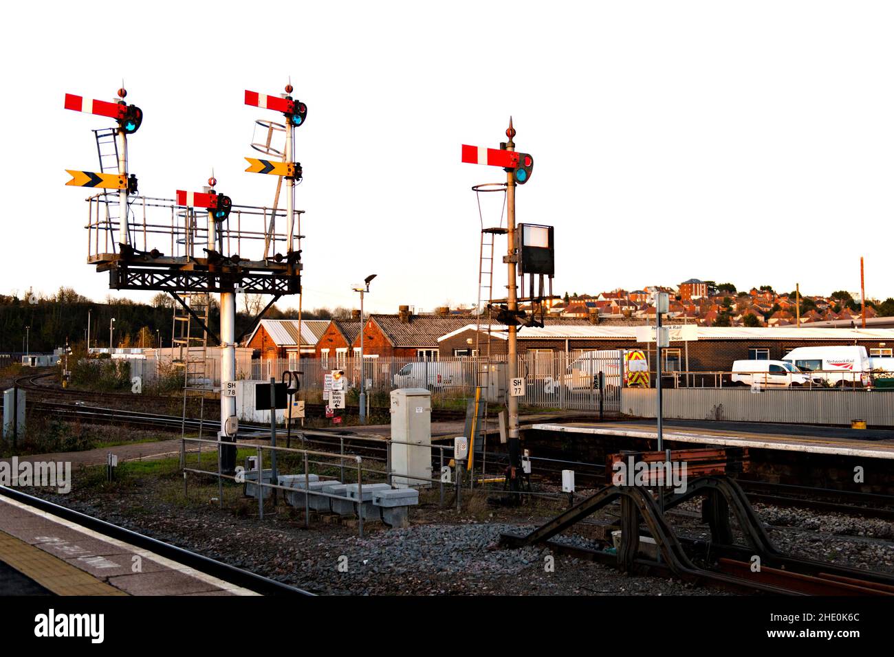 Quadrante inferiore di arresto e distante semaforo segnali a Worcester Shrub Hill stazione ferroviaria, Worcester, Inghilterra Foto Stock