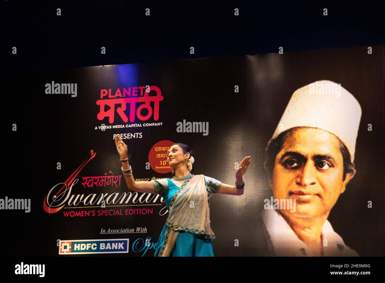 Sheetal Kolwalkar che esegue la danza classica di Kathak a Swaramangesh 2021, il Master Dinanath Mangeshkar Memorial musica classica e festival di danza Foto Stock
