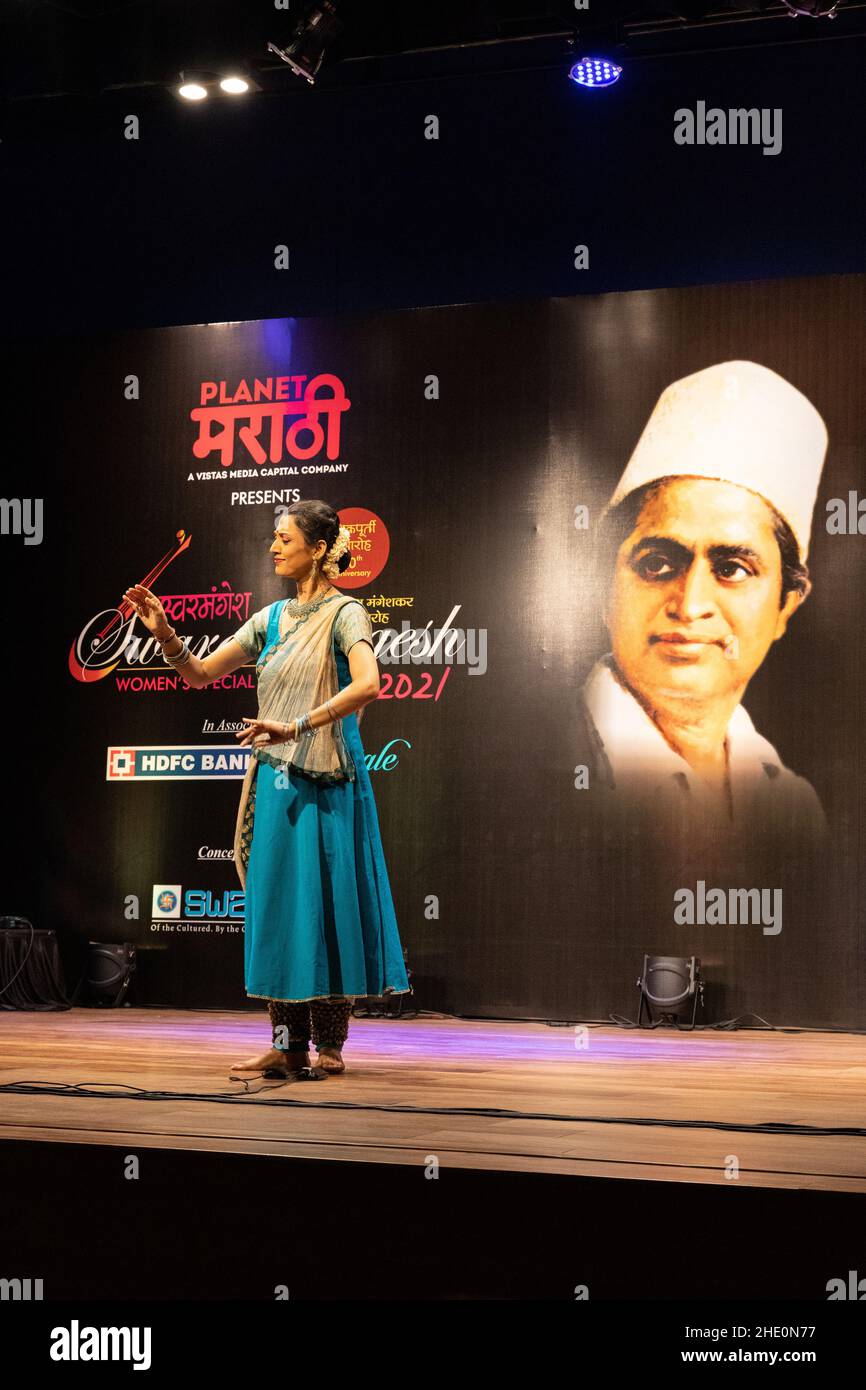 Sheetal Kolwalkar che esegue la danza classica di Kathak a Swaramangesh 2021, il Master Dinanath Mangeshkar Memorial musica classica e festival di danza Foto Stock