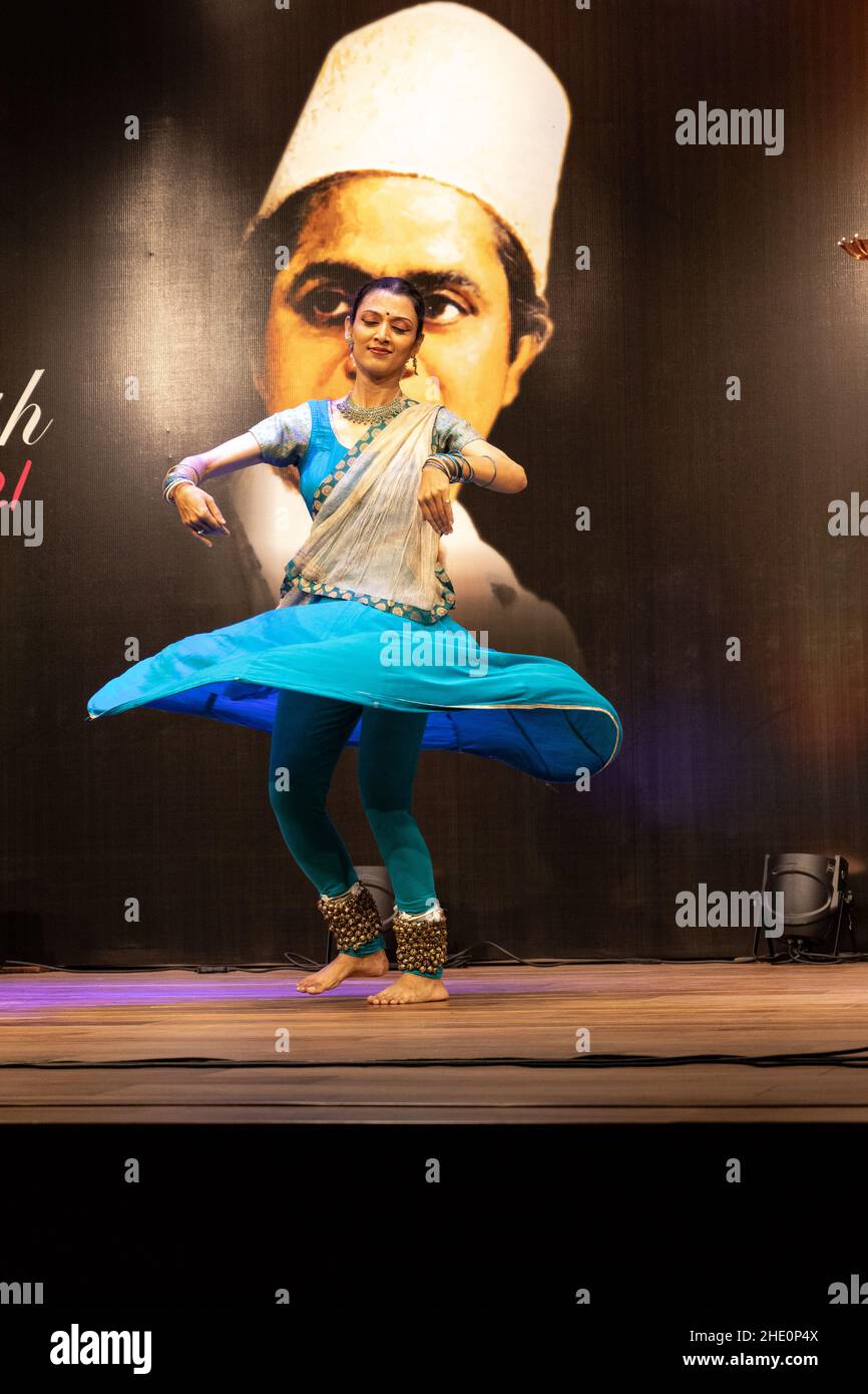Sheetal Kolwalkar che esegue la danza classica di Kathak a Swaramangesh 2021, il Master Dinanath Mangeshkar Memorial musica classica e festival di danza Foto Stock
