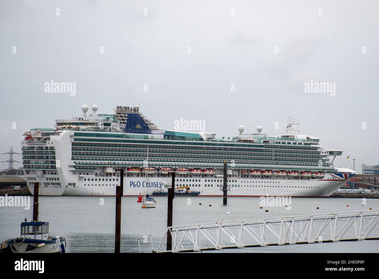 P&o Cruises nave di nome Ventura ormeggiata al porto di Southampton nel gennaio 2021, Hampshire, Inghilterra, Regno Unito Foto Stock