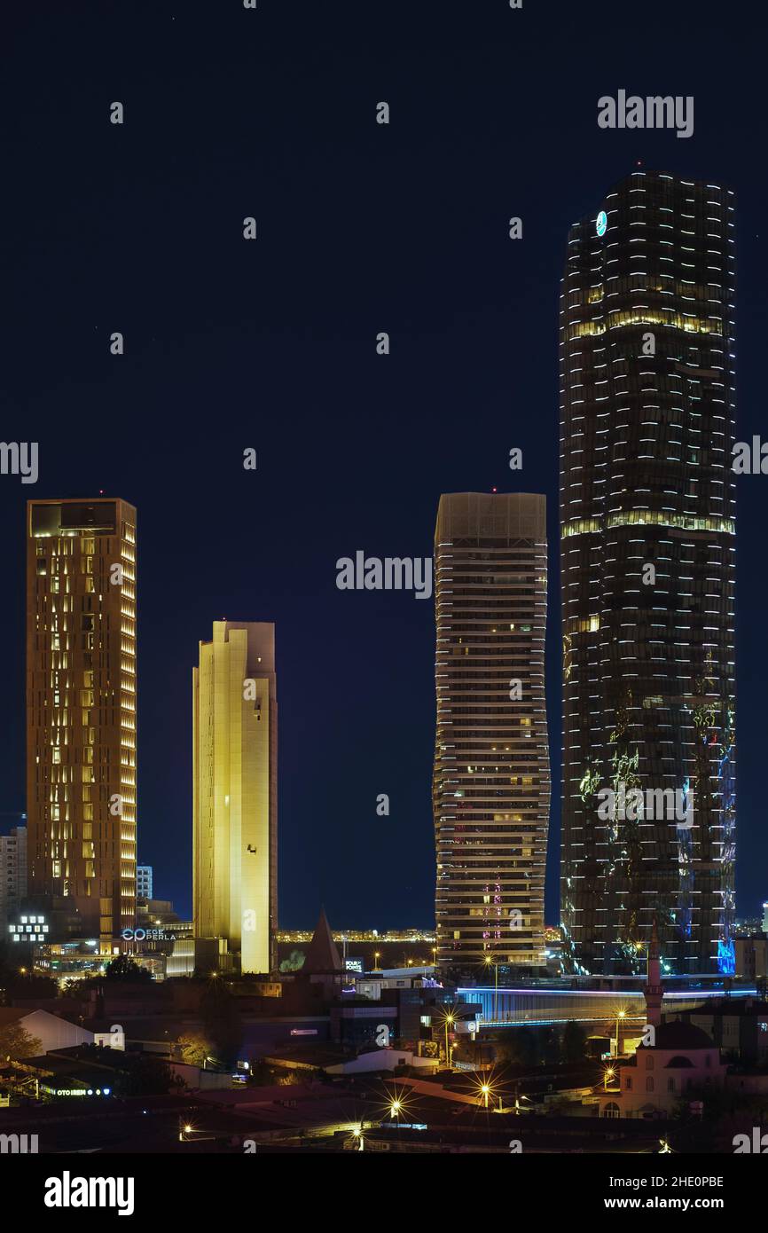 Izmir, Turchia - 26 settembre 2021: Le torri Mistral e Ege Perla con vista notturna. Foto Stock