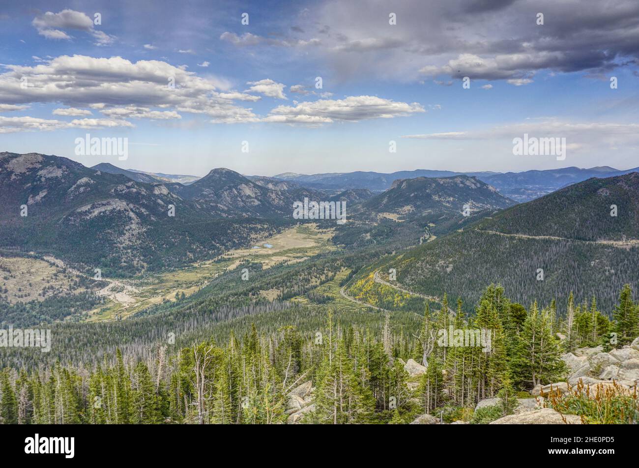 Vista da Rainbow Curve si affaccia su Trail Ridge Road nel Rocky Mountain National Park. Foto Stock