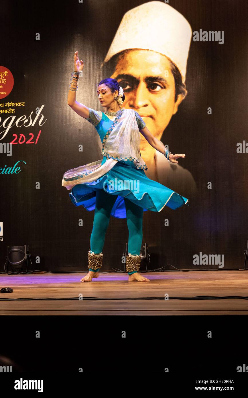 Sheetal Kolwalkar che esegue la danza classica di Kathak a Swaramangesh 2021, il Master Dinanath Mangeshkar Memorial musica classica e festival di danza Foto Stock