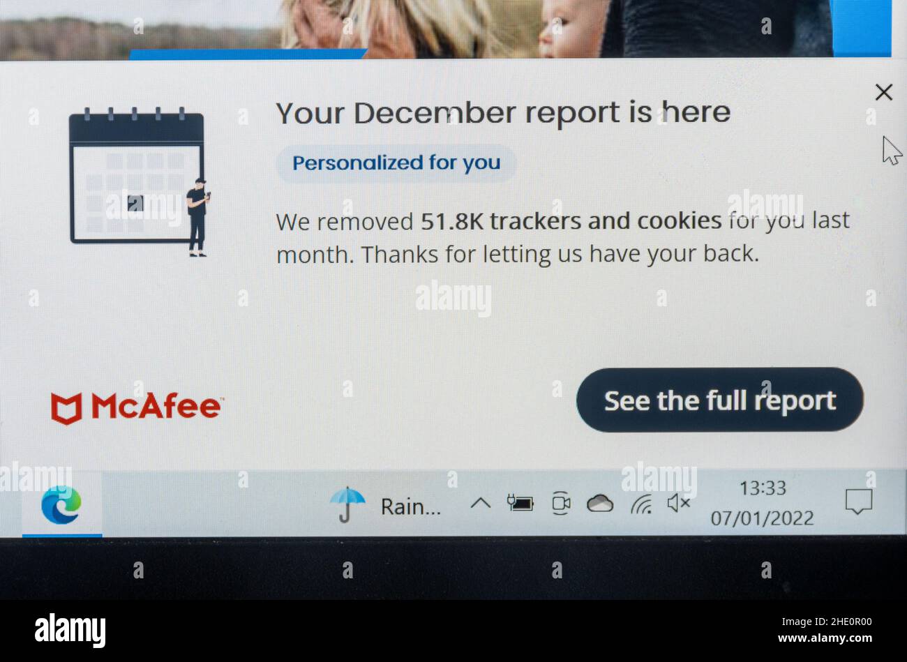 Messaggio a comparsa della protezione antivirus McAfee sullo schermo di un computer portatile. Software di sicurezza online. Foto Stock