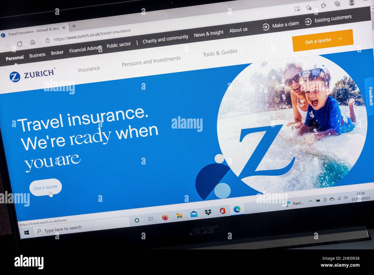 Sito web della compagnia assicurativa di Zurigo su un computer portatile, Regno Unito.. Pagina assicurazione di viaggio. Foto Stock