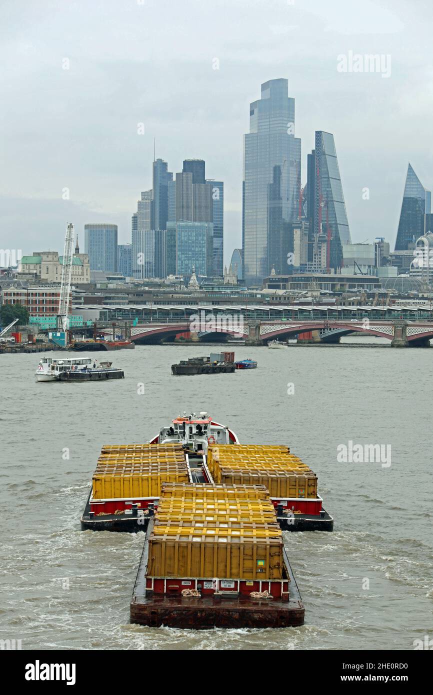 Tugboat tirando una chiatta sul Tamigi a Londra Foto Stock