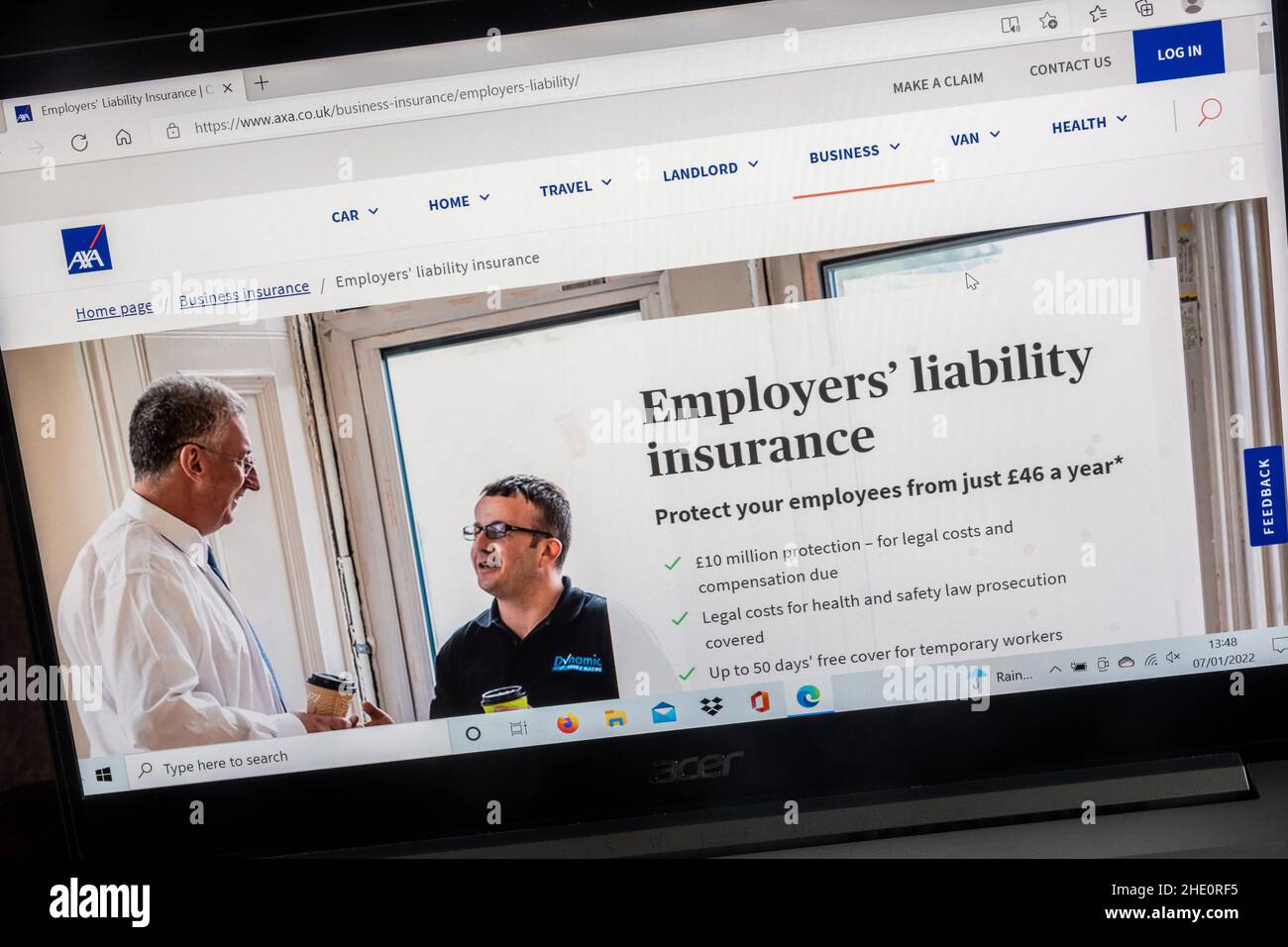 AXA Insurance Company sullo schermo di un computer portatile. Pagina assicurazione responsabilità dei datori di lavoro. Foto Stock