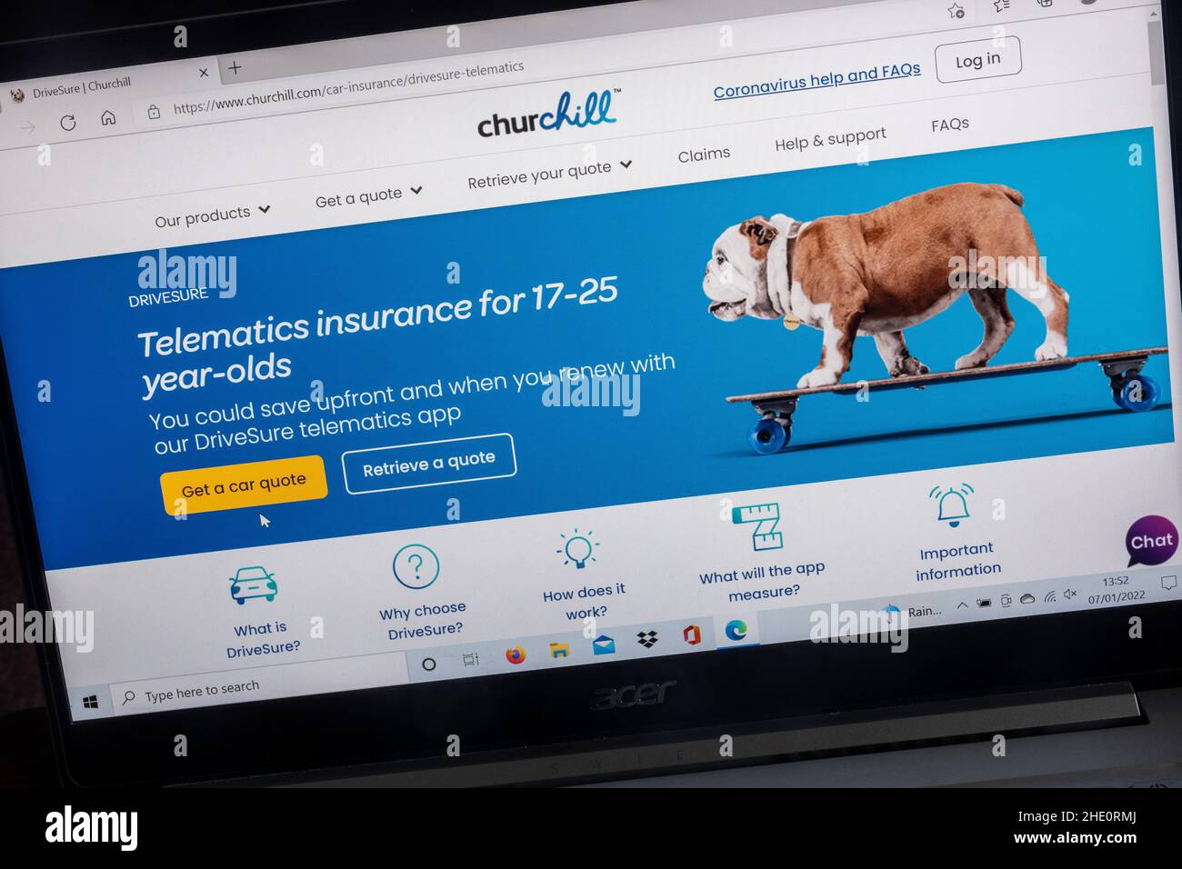 Churchill Insurance Company sito web su un computer portatile, Regno Unito, con mascotte bulldog. Assicurazione telematica per i giovani conducenti, assicurazione auto. Foto Stock