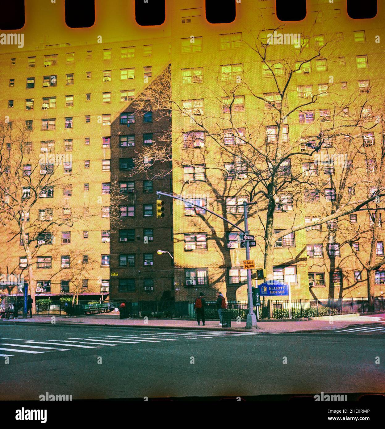 Elliott Houses of NYCHA a Chelsea a New York. Fotografato con una fotocamera Instamatic ricaricato con un vecchio film negativo a 35mm colori. (© Richard B. Levine) Foto Stock