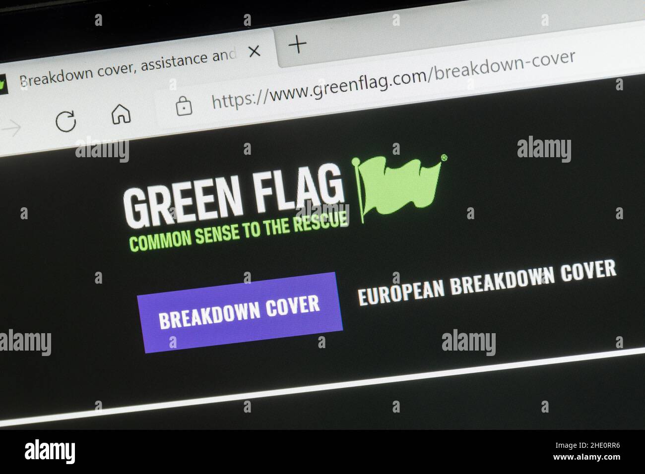 Copertura guasti veicolo con bandiera verde, sito Web aziendale su un computer portatile, Regno Unito Foto Stock
