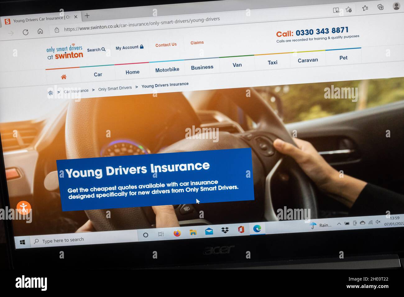 Sito web della società di assicurazione Swinton su un computer portatile, Regno Unito. Pagina assicurazione auto giovani conducenti. Foto Stock