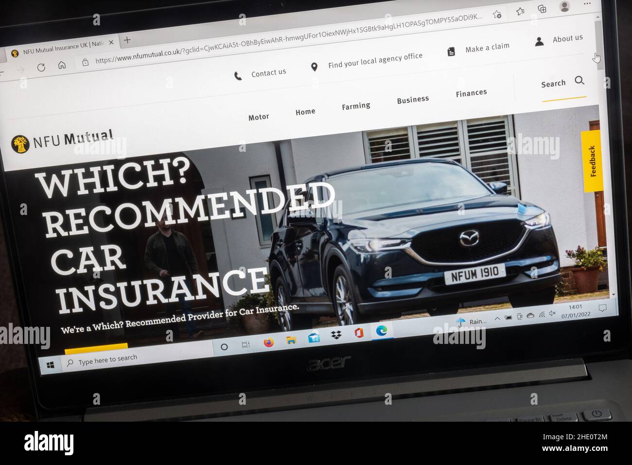 Sito web della NFU Mutual Insurance Company su un computer portatile, Regno Unito. Pagina assicurazione motore. Foto Stock