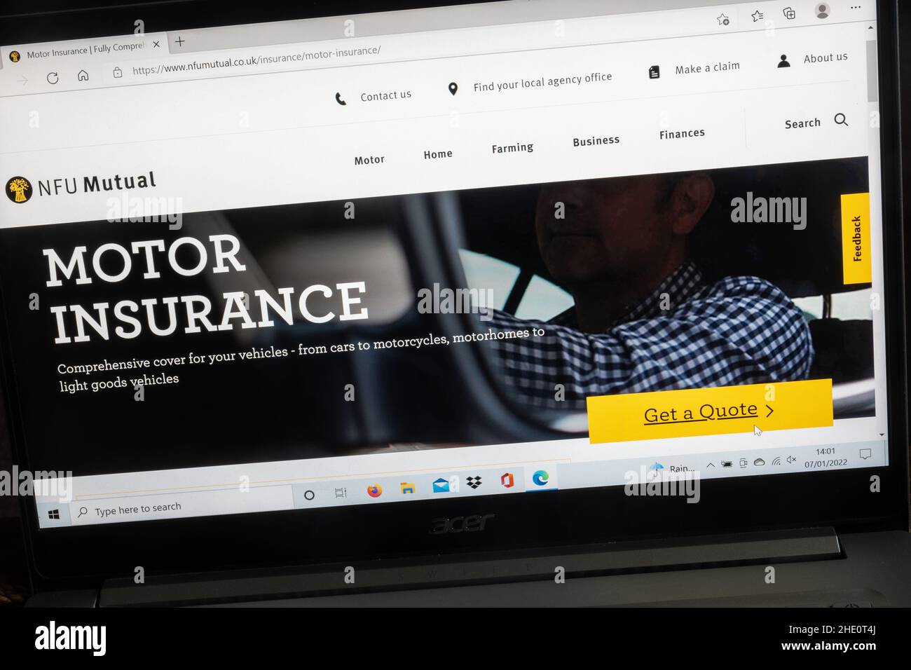Sito web della NFU Mutual Insurance Company su un computer portatile, Regno Unito. Pagina assicurazione motore. Foto Stock