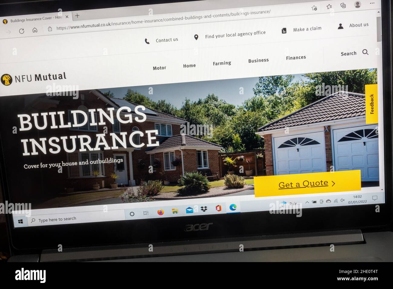 Sito web della NFU Mutual Insurance Company su un computer portatile, Regno Unito. Pagina assicurazione edifici. Foto Stock
