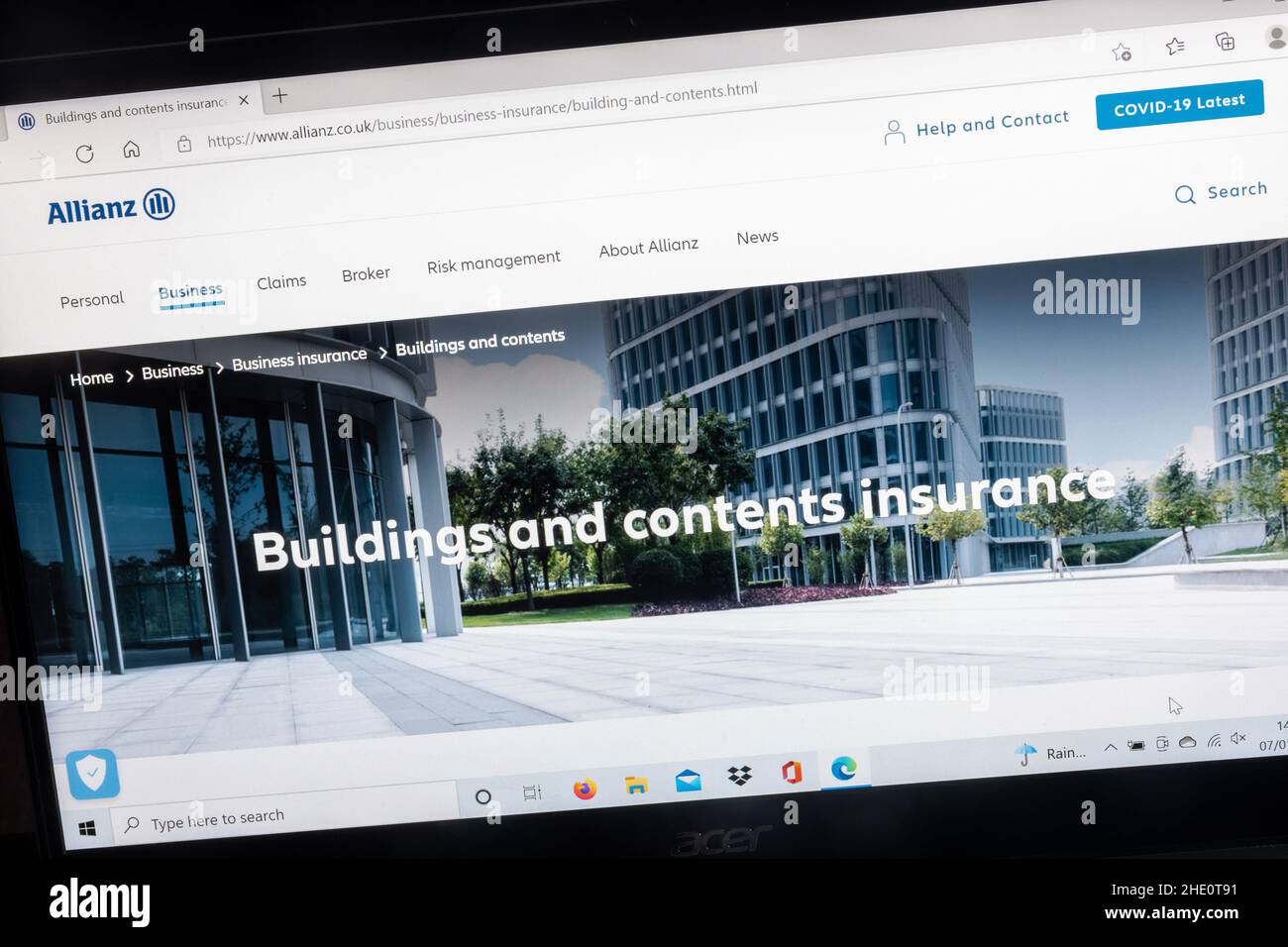 Sito web della compagnia di assicurazioni Allianz su un computer portatile, Regno Unito. Pagina assicurazione edifici e contenuti. Foto Stock