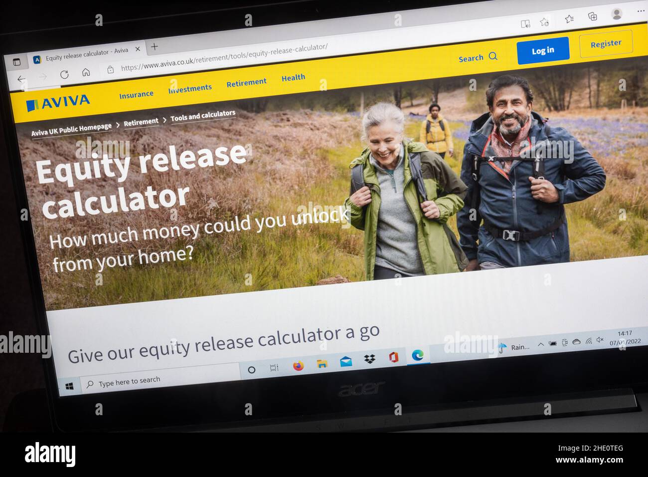 Aviva Insurance Company website on laptop computer screen, UK, e pensionamento e investimenti, equity release calcolatrice Foto Stock