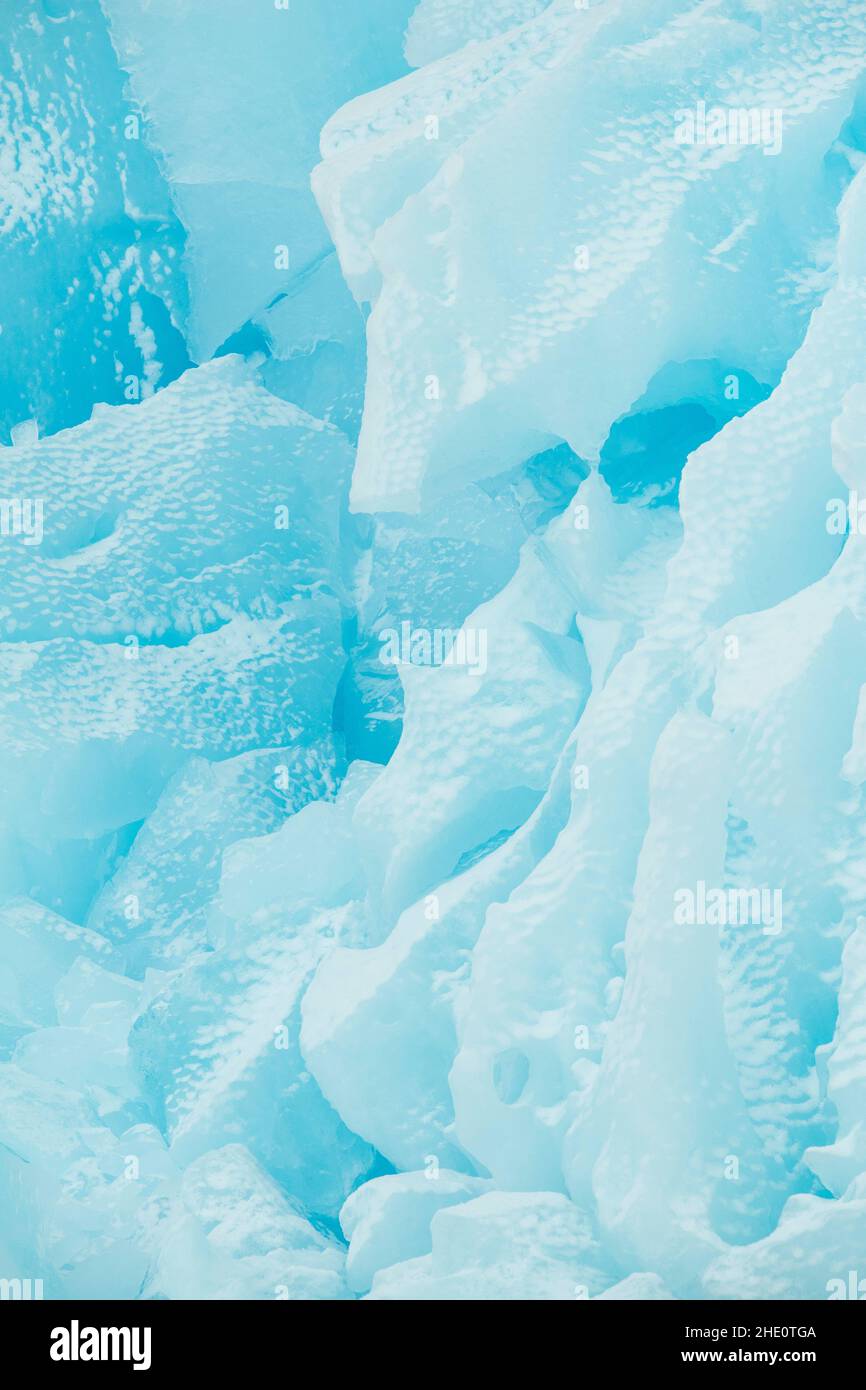 Neve fresca su un iceberg blu. Foto Stock