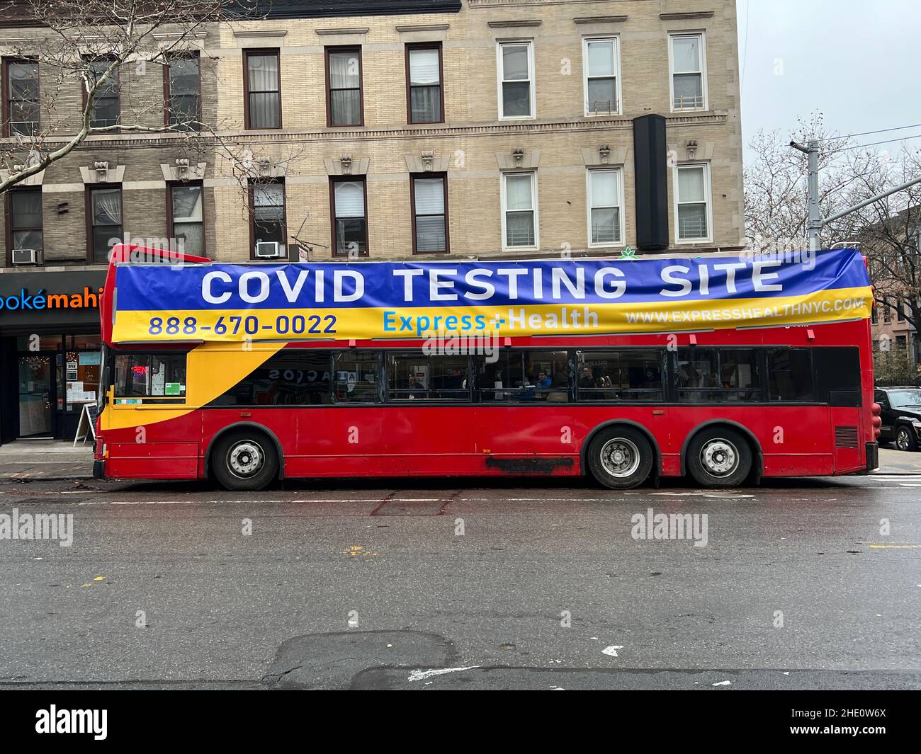 Il numero e la varietà di siti di test Covid-19, sia storefron che mobile, sembrano indicare un settore in espansione. New York City. Autobus completamente attrezzato parcheggiato sulla strada a Brooklyn, New York. Foto Stock