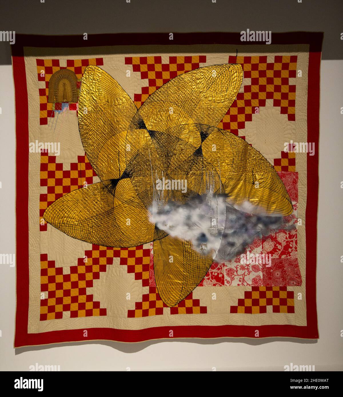 Sanford Biggers; Quilt, '7 Heavens, 2013; acrilico, verniciatura a spruzzo, tessuto, oggetti trovati. Museo di Brooklyn. Foto Stock
