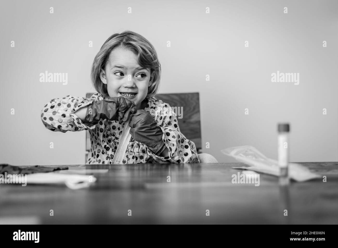 Carino bionda ragazza auto-test per il virus corona e in attesa di risultati. Foto Stock