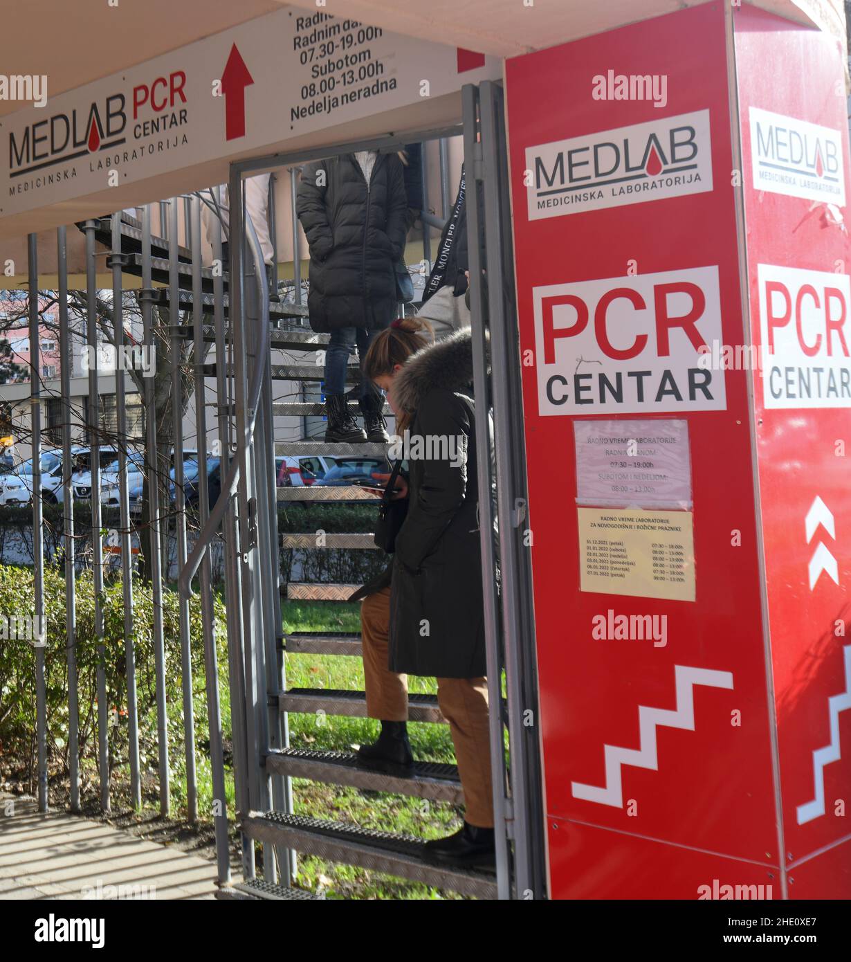 Epidemia di Covid-19: Centro di test PCR a Novi Sad, Serbia Foto Stock