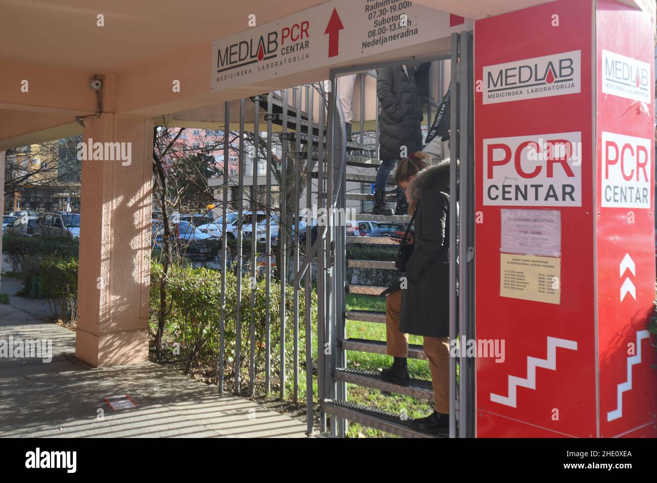Epidemia di Covid-19: Centro di test PCR a Novi Sad, Serbia Foto Stock