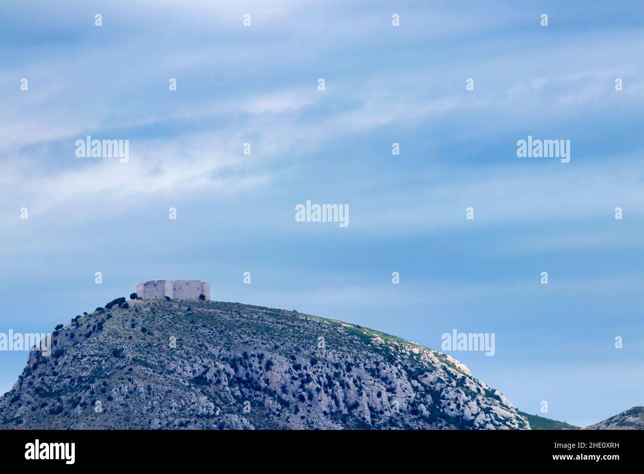 Storico castello di Torroella de Montgri su una collina della Costa Brava Foto Stock