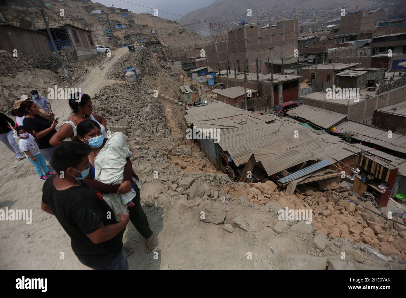 San Juan De Lurigancho, Perù. 07th Jan 2022. I residenti si trovano accanto al danno in un sobborgo della capitale dopo un terremoto di magnitudine 5,6. Il centro del terremoto si trovava ad una profondità di 109,7 chilometri ed era sentito al mattino. Credit: Gian Masko/dpa/Alamy Live News Foto Stock