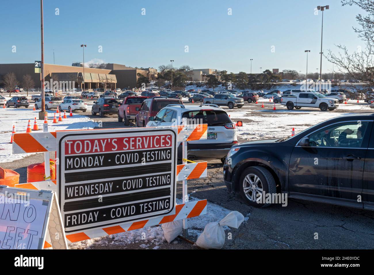 Sterling Heights, Michigan, Stati Uniti. 7th Jan 2022. Le auto aspettano in lunghe code per i test drive-thru covid-19. La domanda di test è aumentata a causa della variante altamente contagiosa di Omicron. Credit: Jim West/Alamy Live News Foto Stock