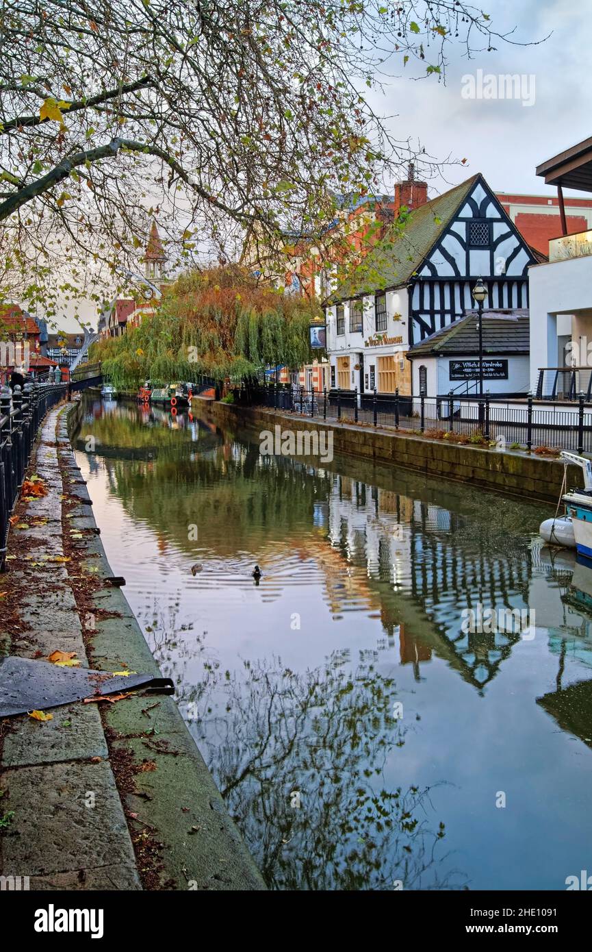 UK, Lincolnshire, Lincoln, The Witch and Wardrobe Pub, Waterside Shopping Center e Empowerment Sculpture sul fiume Witham Foto Stock