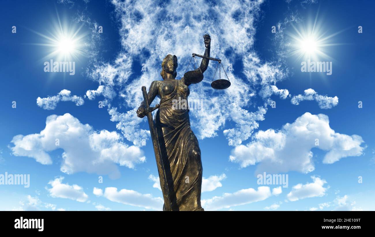 La statua della Giustizia tiene le scale da una parte e una spada dall'altra con uno sfondo epico Foto Stock