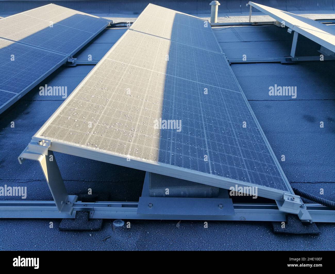 Pannello batteria solare smerigliato per la generazione di energia ecologica durante la stagione invernale Foto Stock
