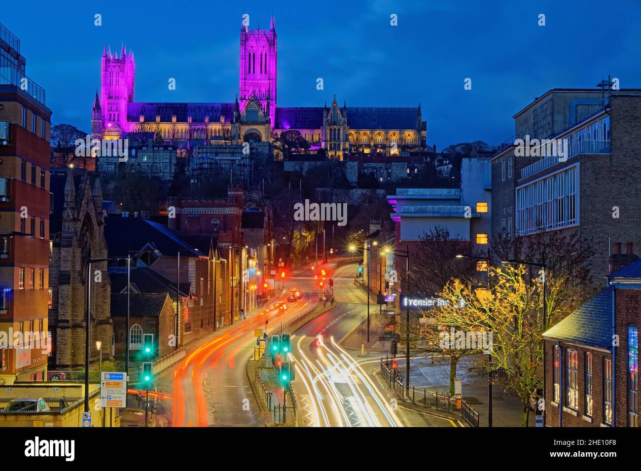 Regno Unito, Lincolnshire, Lincoln Cathedral Western e Central Towers e la facciata sud con le luci dell'Avvento viste dal ponte pedonale su Melville Street Foto Stock
