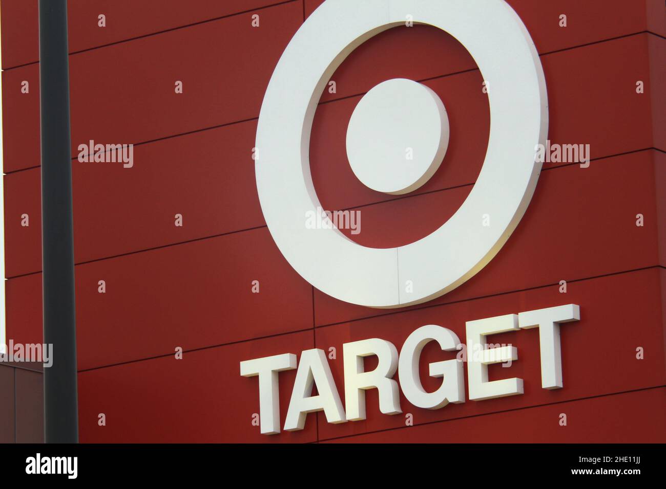 Bronx, NY - 2 ottobre 2021: Logo aziendale di Target Corporation sul grande magazzino al Throgs Neck Shopping Center. Foto Stock