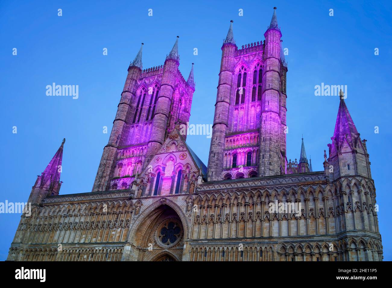 Regno Unito, Lincolnshire, Lincoln Cathedral West Front con le luci dell'Avvento Foto Stock