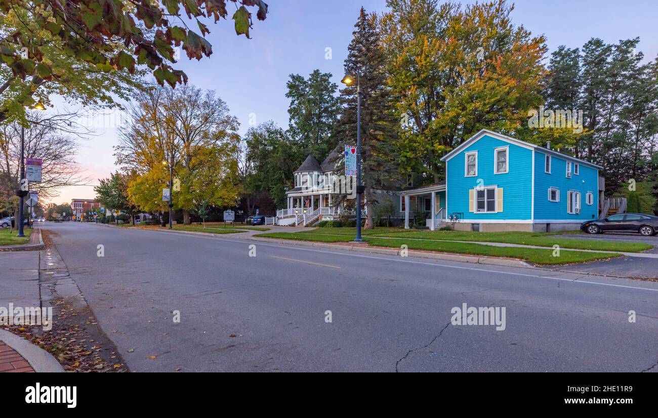 Mount Pleasant, Michigan, USA - 22 ottobre 2021: Zona residenziale con antica Casa lungo Main Street Foto Stock