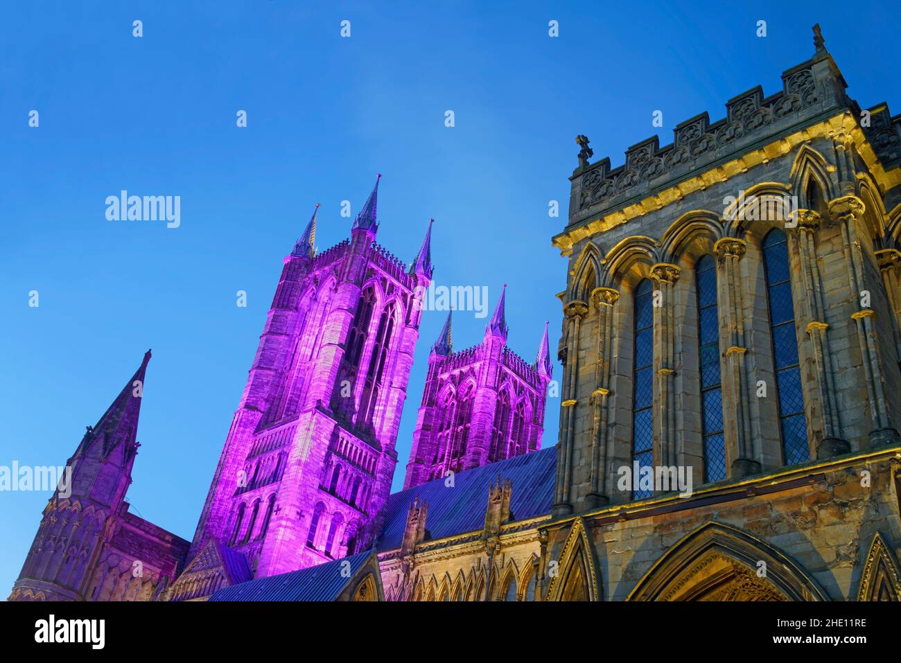 UK, Lincolnshire, Lincoln Cathedral Western Towers e South Facade con le luci dell'Avvento Foto Stock