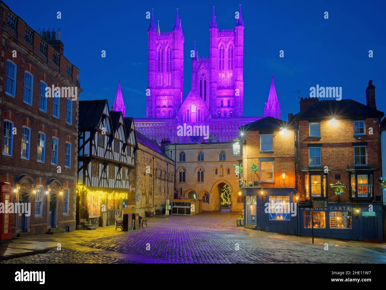 Regno Unito, Lincolnshire, Lincoln Cathedral West Front con le luci dell'Avvento viste da Castle Square Foto Stock