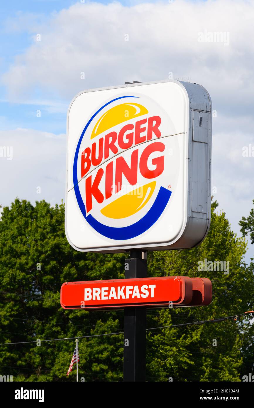 Marysville, WA, USA - 07 giugno 2021; cartello del ristorante fast food Burger King con logo e segnaletica per la colazione Foto Stock