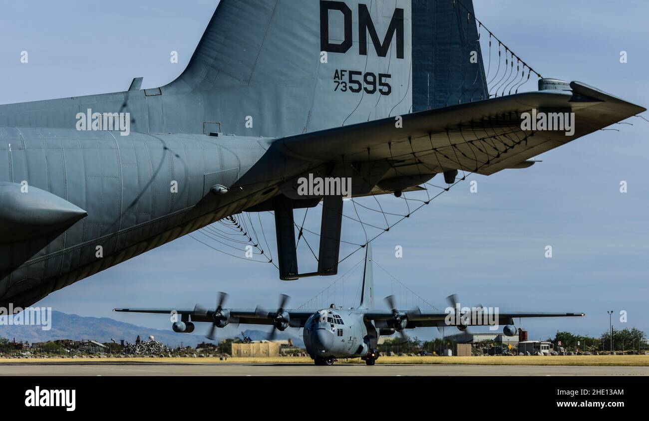 Un EC-130H Compass Call assegnato ai 55th Electronic Combat Group taxi lungo la linea di volo a Davis-Monthan AFB, Arizona, 8 novembre 2021. L'EC-130 utilizza attrezzature specializzate per il blocco delle difese nemiche e l'interruzione delle comunicazioni. (STATI UNITI Foto Air Force di Senior Airman Kaitlyn Ergish) Foto Stock